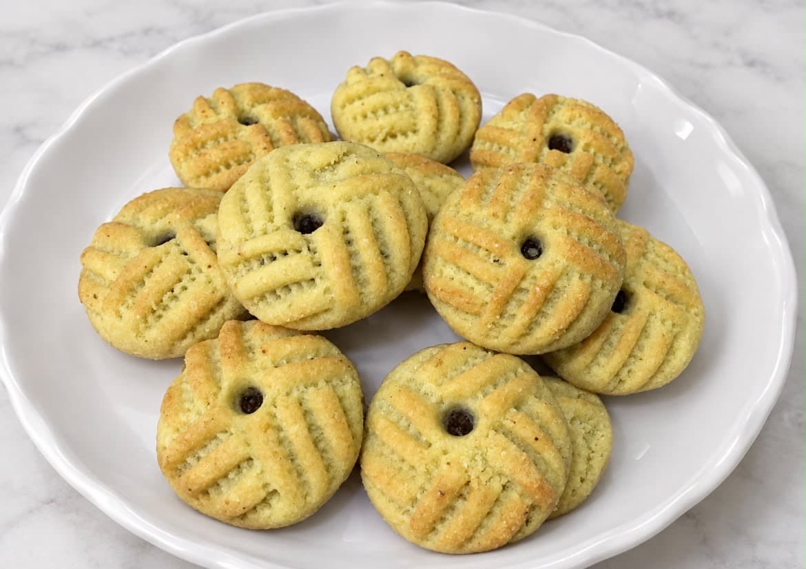 Ma’amoul bi Tamer (Date-Filled Semolina Cookies) photo