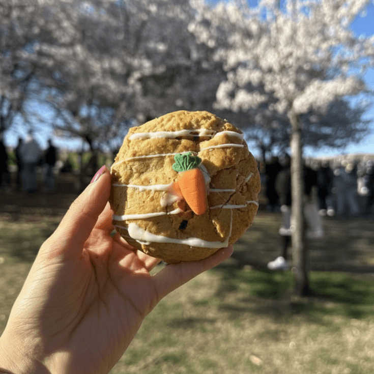 ๐ฅ Carrot Cake Cheesecake Cookie (walnuts & creamy filling)